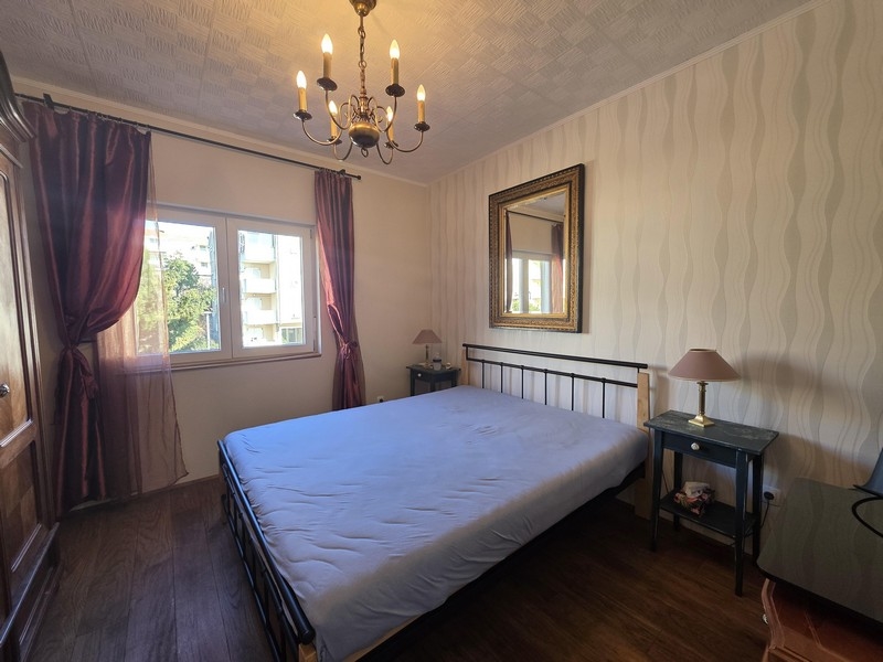 Sypialnia z podwójnym łóżkiem i klasycznymi meblami