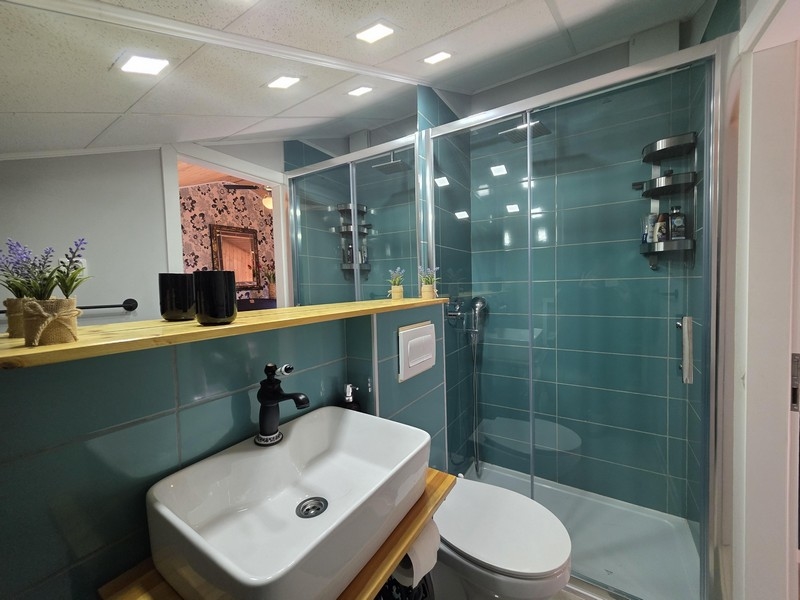 Nowoczesna łazienka z prysznicem i umywalką