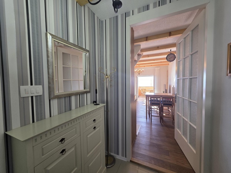 Przedpokój z komodą i lustrem