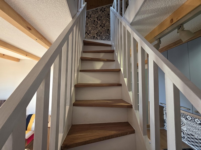 Schody na piętro apartamentu dwupoziomowego
