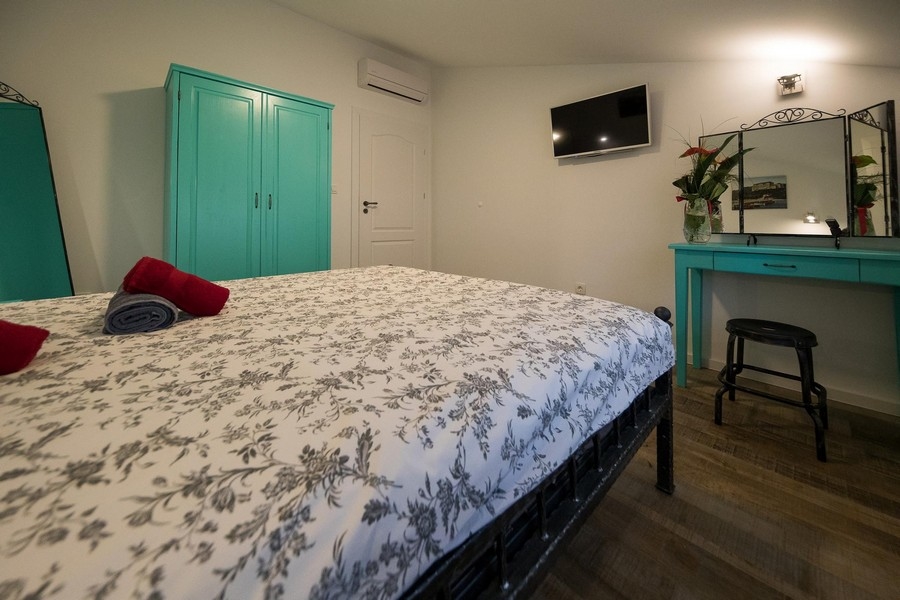 Sypialnia z podwójnym łóżkiem i lustrem ściennym