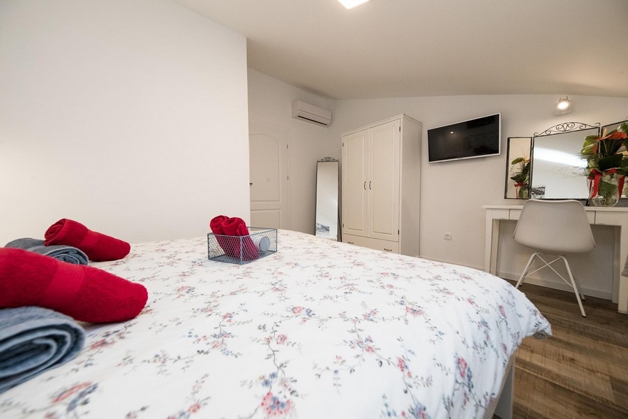 Sypialnia z łóżkiem małżeńskim i telewizorem