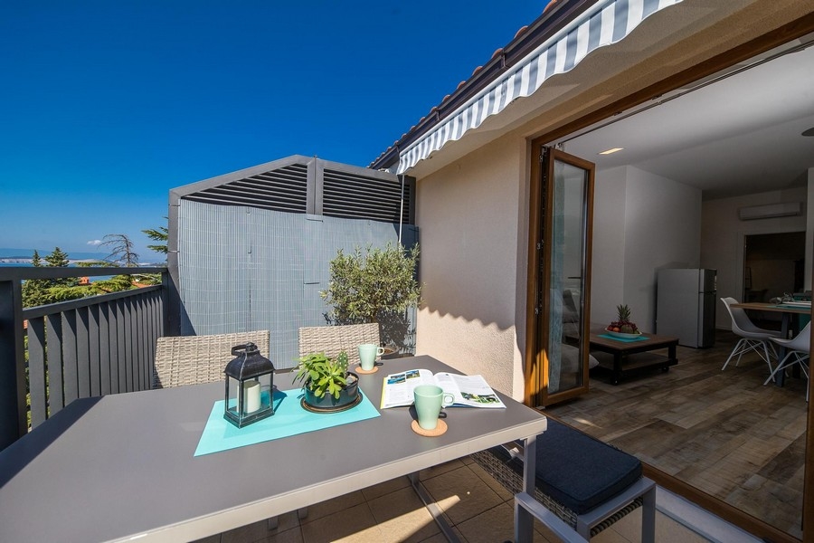 Widok z tarasu na część dzienną wewnątrz mieszkania.