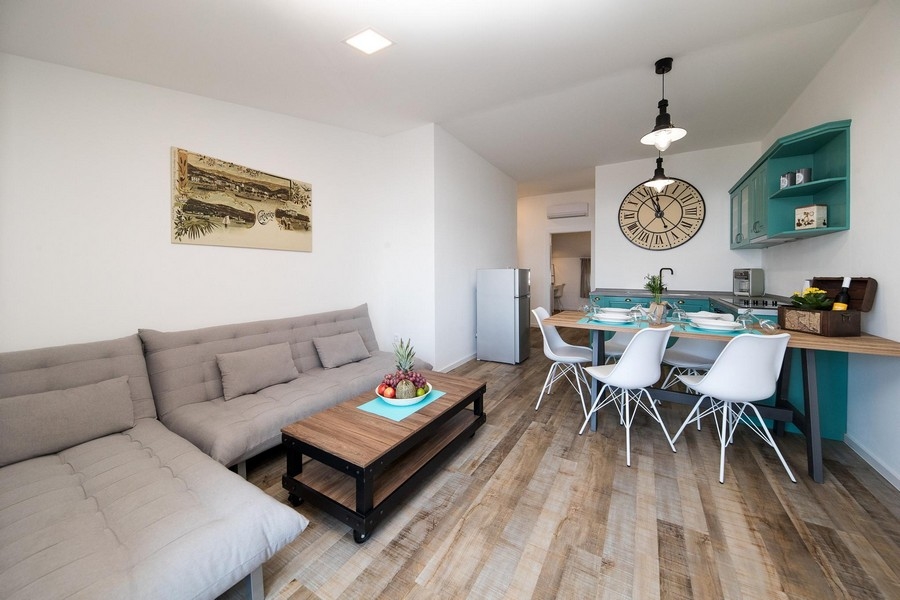 Część dzienna z sofą i stołem jadalnym