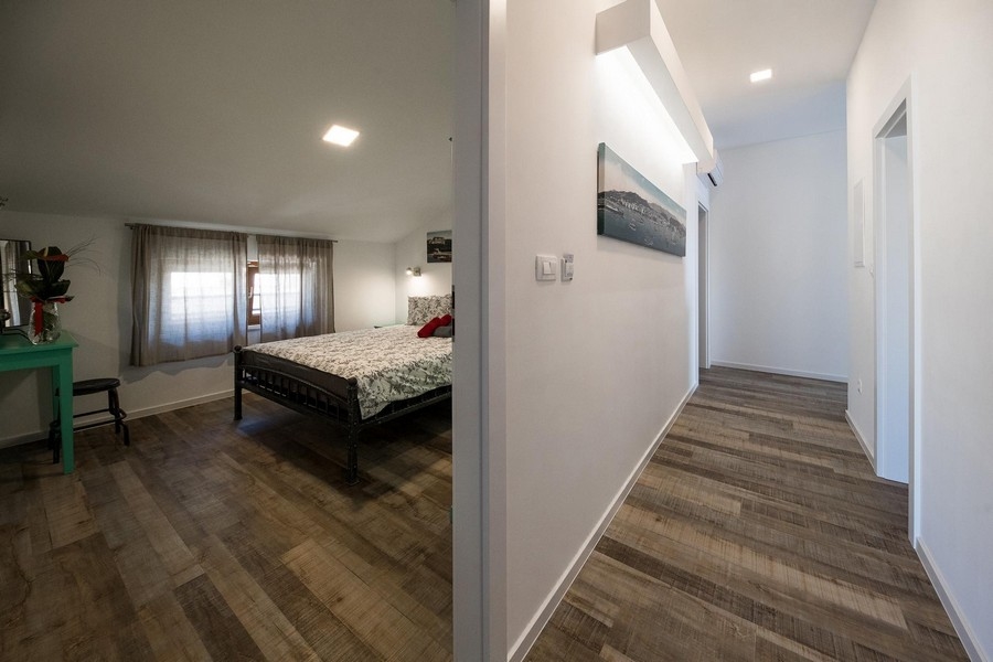 Sypialnia z żelaznym łóżkiem i biurkiem