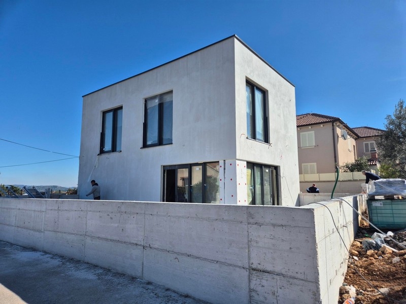 Na sprzedaż dwupoziomowy apartament z widokiem na ogród i morze w Murter.