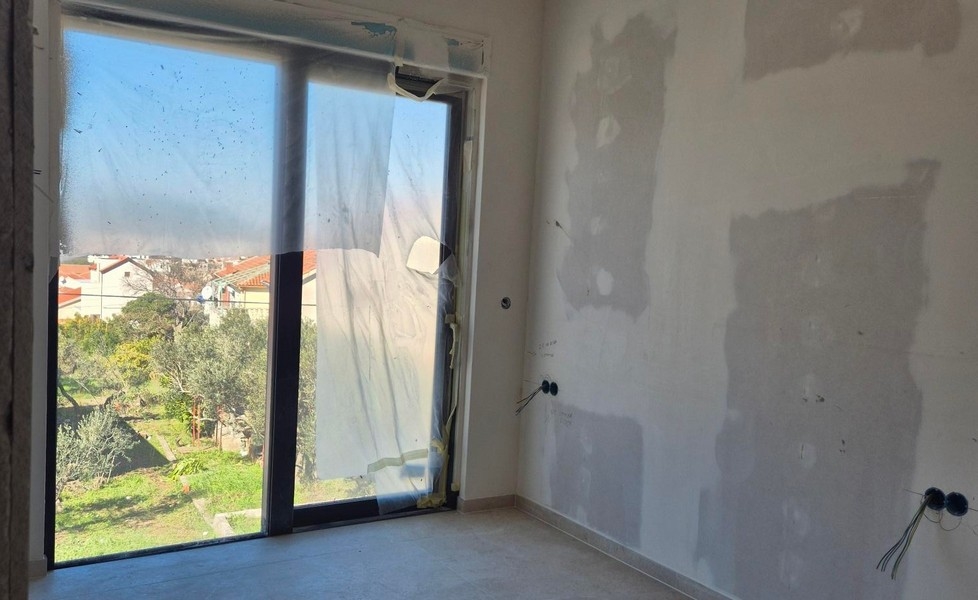 Pokój z widokiem na ogród, duże okno od frontu