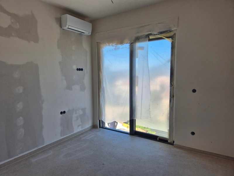 Pokój z klimatyzacją i dużym oknem w fazie budowy