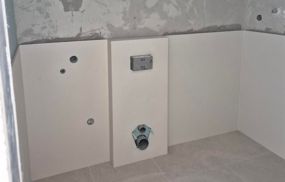 Niewykończona łazienka z instalacją podtynkową