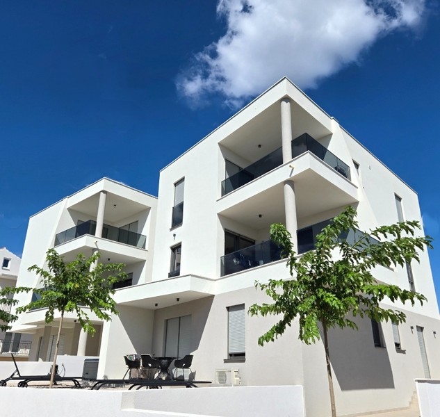 Balkon posesji A3565 w Vodicach, Chorwacja - Panorama Harcerska.