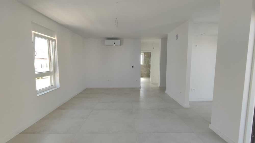 Taras i przeszklony front posesji A3565 w Vodicach, Chorwacja.