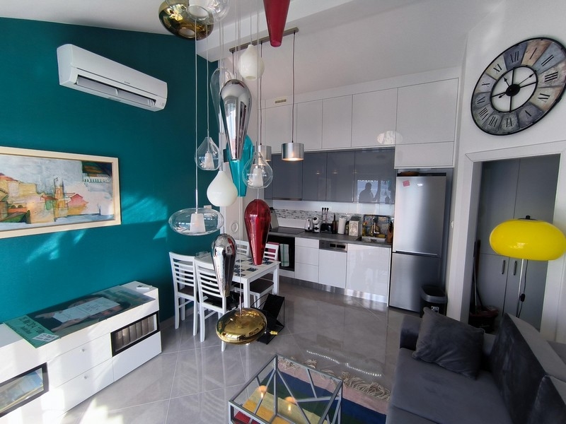 Część dzienna z otwartą kuchnią i widokiem na morze