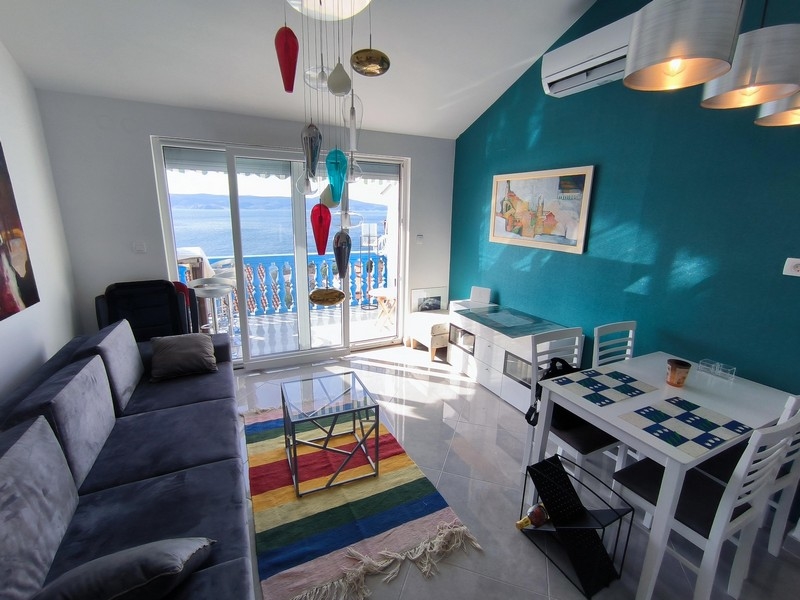 Pokój dzienny z kolorowym oświetleniem i widokiem na morze