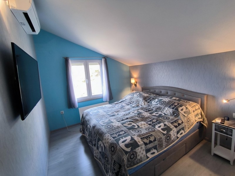 Sypialnia z oknem i widokiem