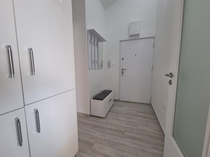 Strefa wejściowa z miejscem do przechowywania i półką na buty