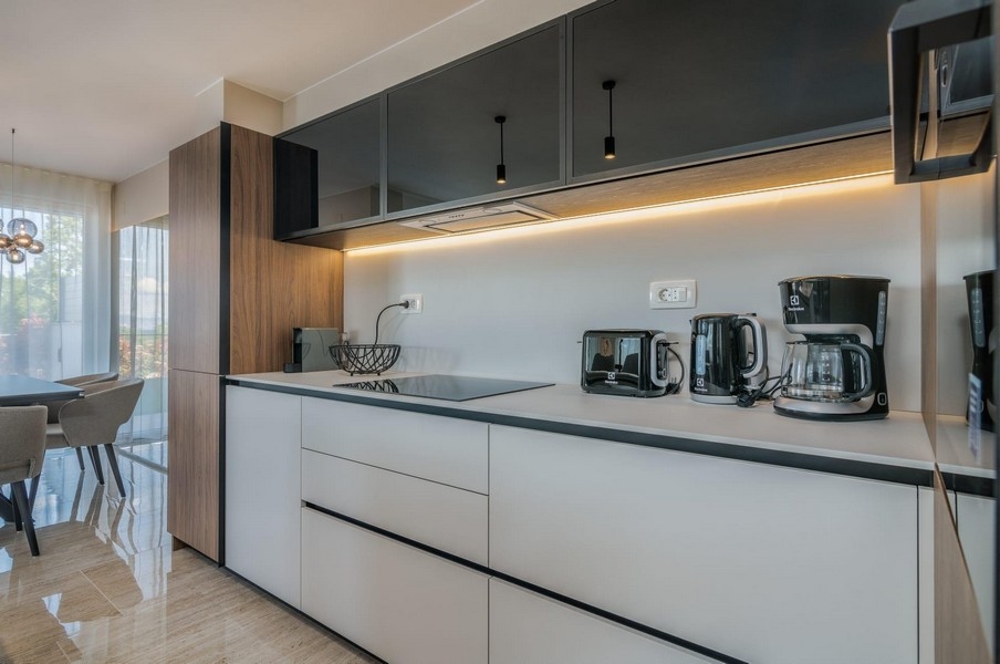 Nowoczesna kuchnia z wysokiej jakości sprzętem do zabudowy