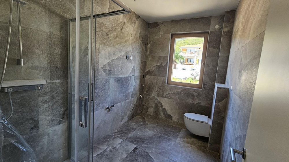 Nowoczesna łazienka z prysznicem i oknem