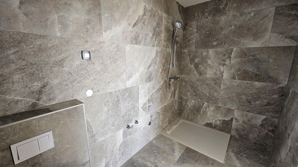 Przestronna łazienka z nowoczesnym prysznicem