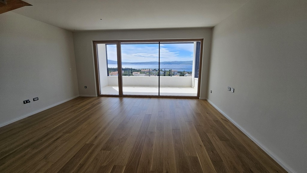 Pokój dzienny z parkietem i dużym oknem od frontu