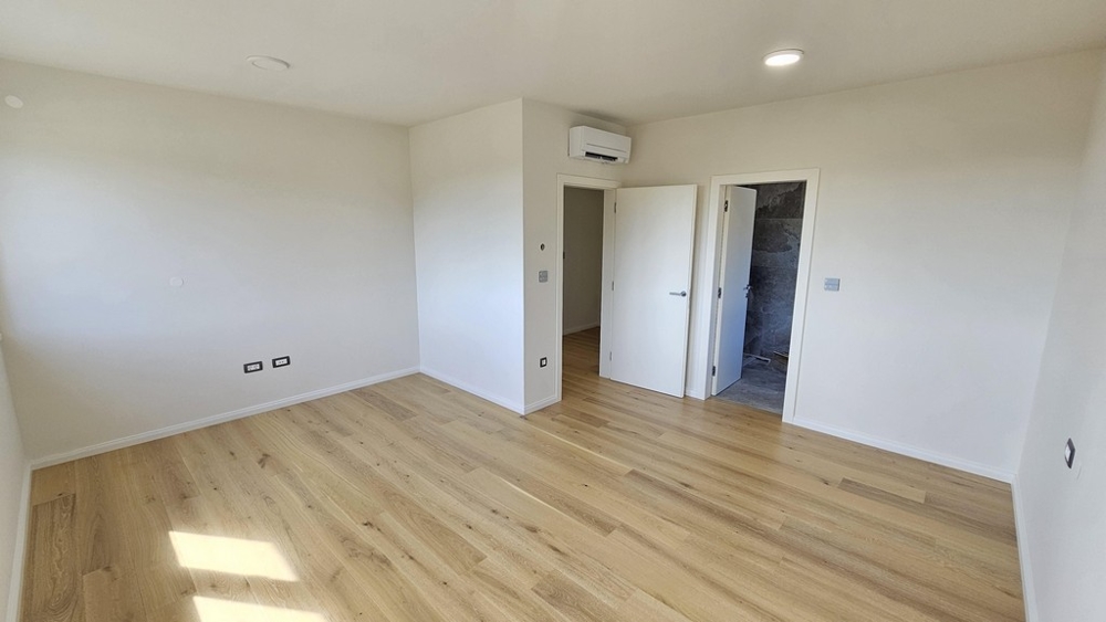 Jasna sypialnia z klimatyzacją