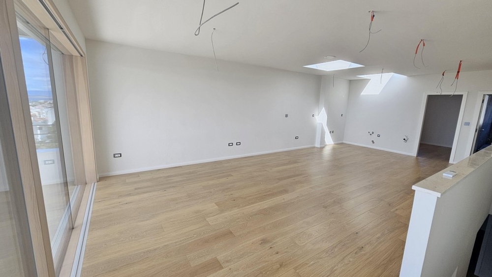 Otwarta część dzienna z dużymi oknami i wyjściem na balkon