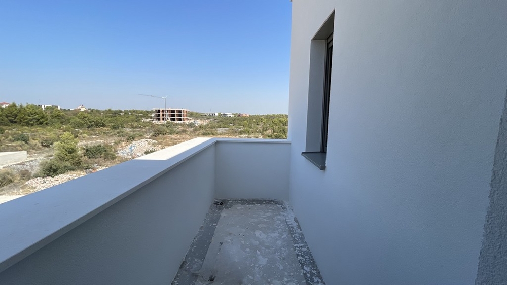 Balkon w sypialni penthouse A3577 w Vodicach, stan deweloperski.