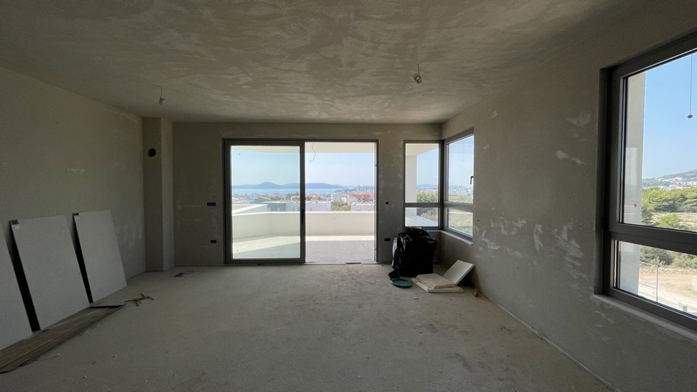 Otwarty salon i jadalnia z widokiem na okno i morze, penthouse A3577 w budowie.