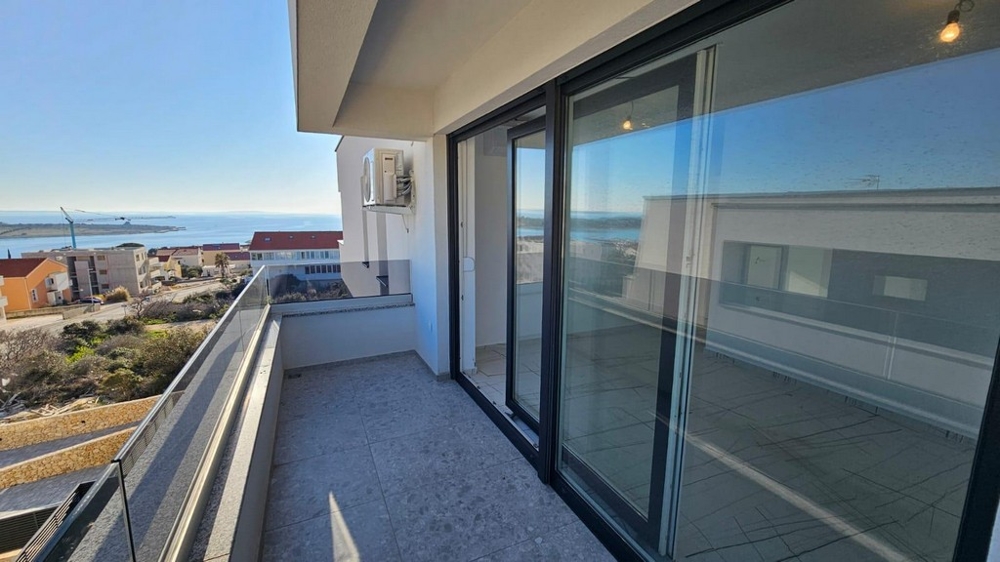 Taras ze szklanymi balustradami i widokiem na morze