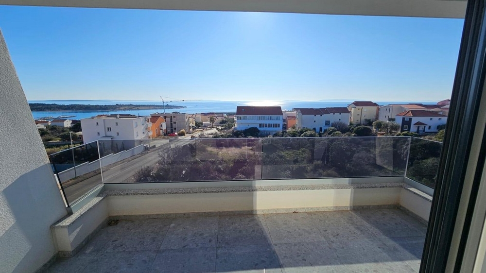 Taras i widok na morze apartamentu A3581, który jest na sprzedaż na wyspie Pag w mieście Novalja.