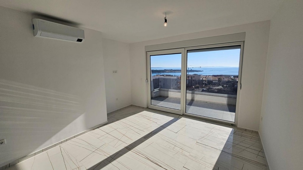 Sypialnia z panoramicznym oknem i widokiem na morze