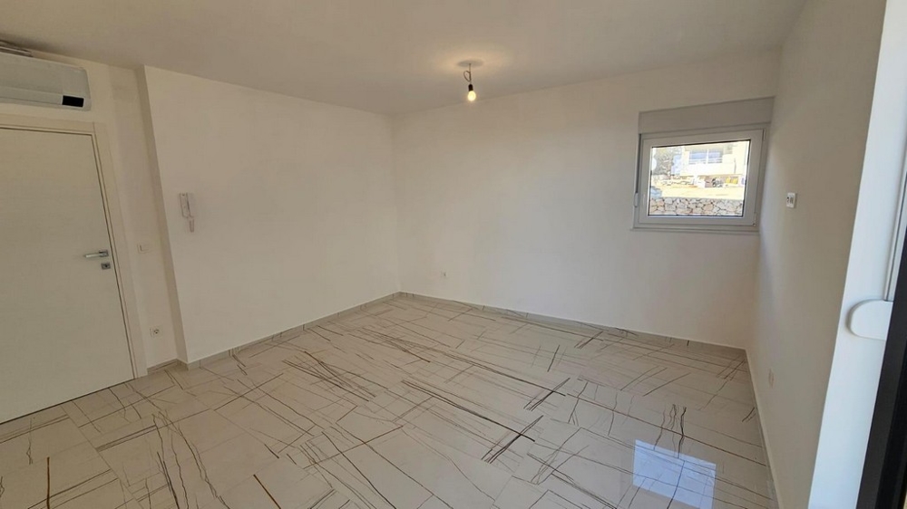 Przestronna sypialnia z oknem i klimatyzacją