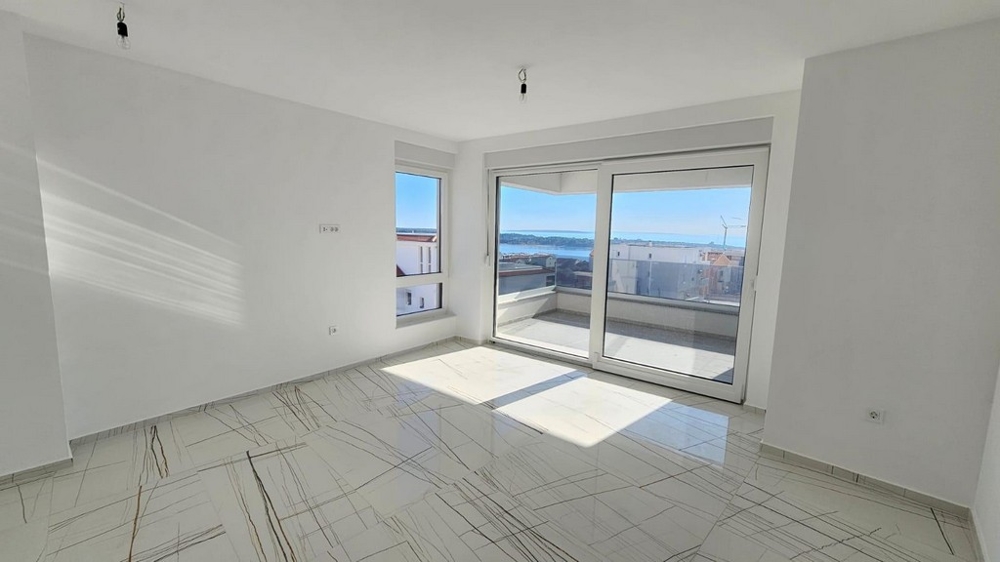 Przestronny salon z panoramicznymi oknami i widokiem na morze