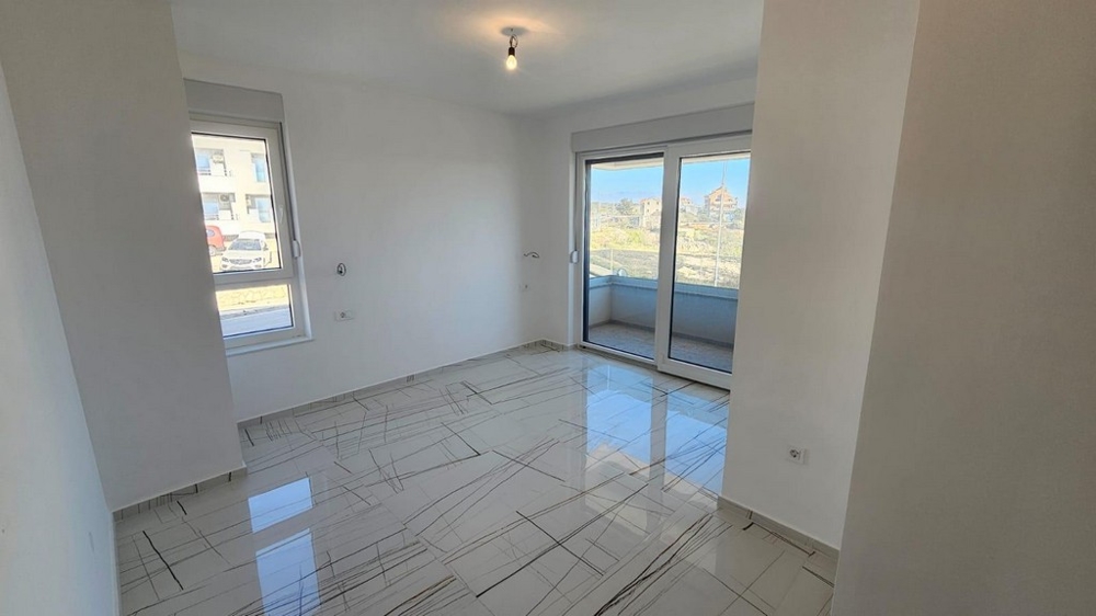 Sypialnia z wyjściem na balkon i dużymi oknami