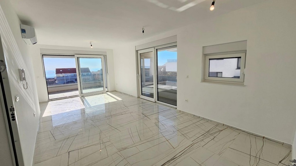 Jasny salon nieruchomości A3585.