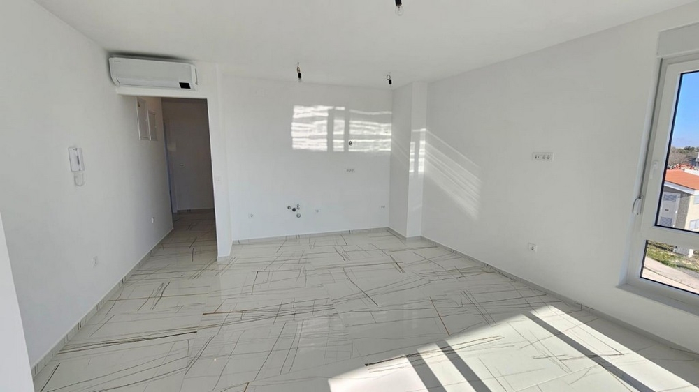 Jasny salon z dużymi oknami i klimatyzacją