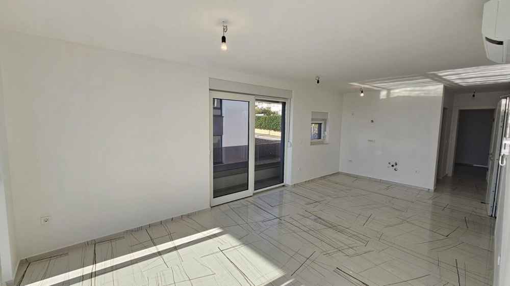 Nowoczesny salon z marmurową podłogą i wyjściem na taras