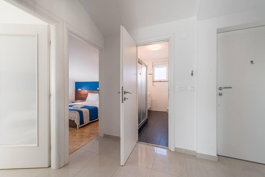 Przedpokój z dostępem do sypialni i łazienki