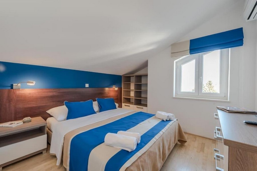 Druga sypialnia z dużym łóżkiem i oknem