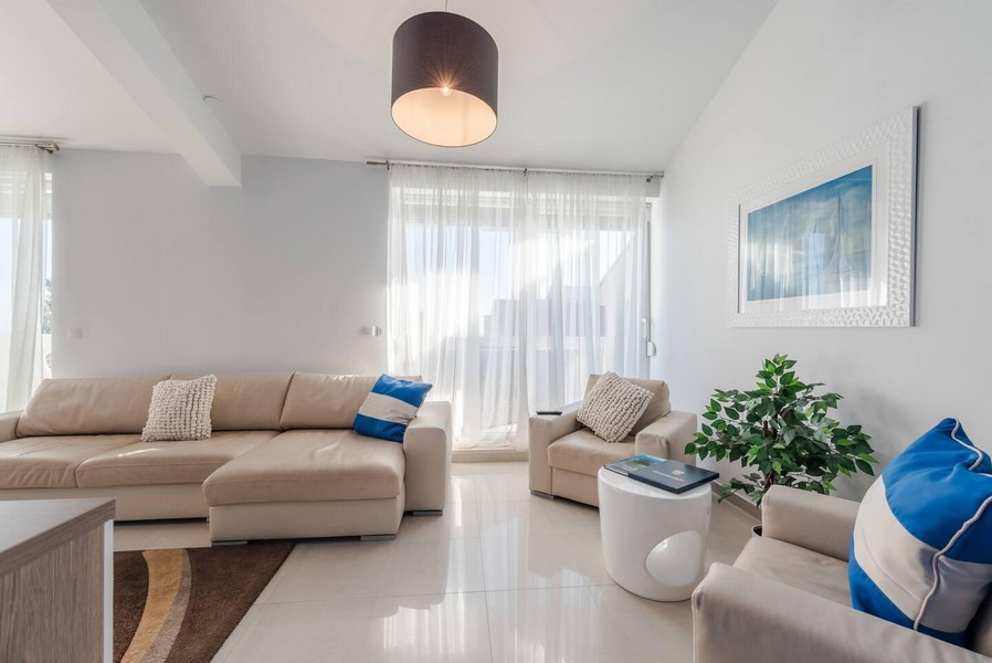 Jasny salon z dużymi oknami