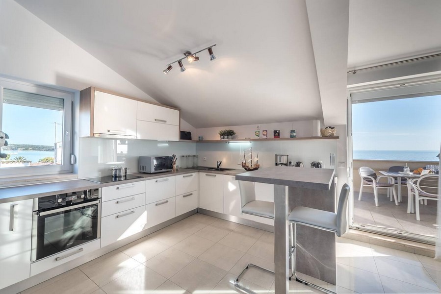 Nowoczesna kuchnia z widokiem na morze i wyjściem na taras