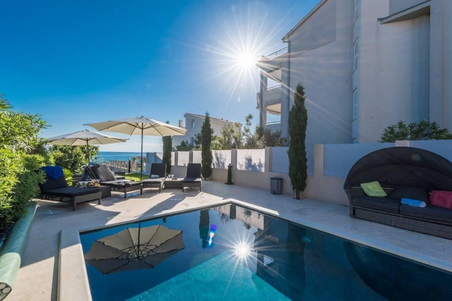 Słoneczny basen z widokiem na morze