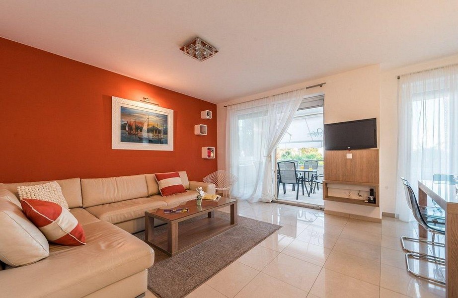 Jasny salon z wyjściem na taras