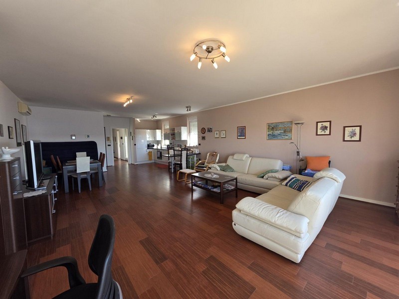 Przestronny salon z jadalnią i nowoczesnymi meblami