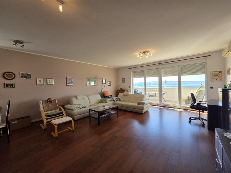 Pokój dzienny z wyjściem na balkon i panoramicznym widokiem na morze