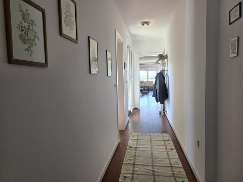 Przedpokój z dekoracjami ściennymi i widokiem na część dzienną