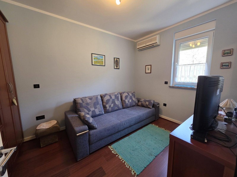 Mała sypialnia z rozkładaną sofą i klimatyzacją