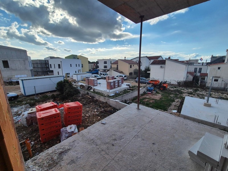 Widok na morze z górnego piętra apartamentu.