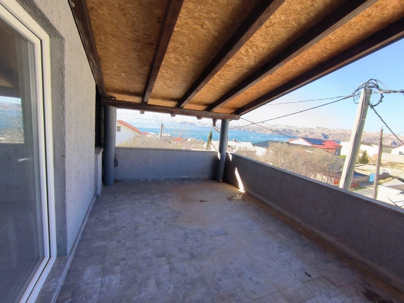 Zadaszony taras apartamentu A3600 w Karlobagu.