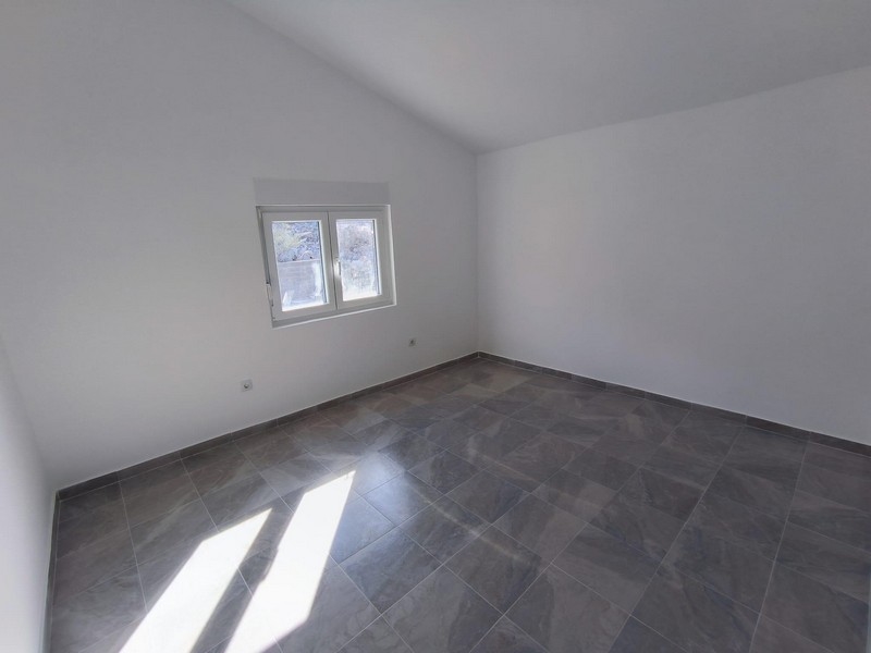 Jasny pokój z podłogą i oknami wyłożonymi kafelkami