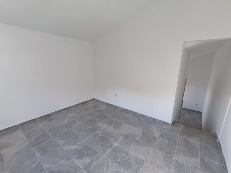 Pokój z okno i szarymi płytkami